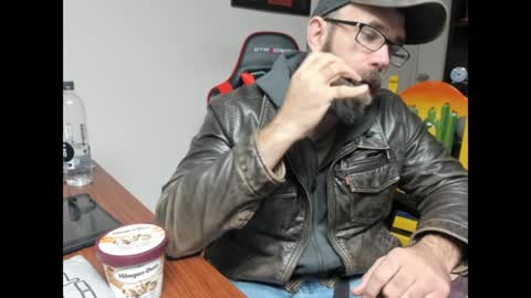 Snapshot of brutalmaster1983 chatting on 01.17.25 BRUTALMASTER1983 online show from 01.17.25