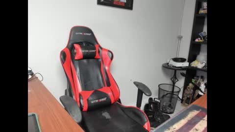 Snapshot of brutalmaster1983 chatting on 11.18.25 BRUTALMASTER1983 online show from 11.18.25