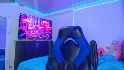 BRYAM INDEPENDENT MODEL online show from 01.22.25