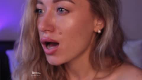 Snapshot of bunny_tsukino chatting on 09.11.25 B U N N Y online show from 09.11.25