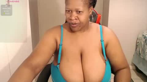 Snapshot of bustylisa85 chatting on 12.15.24 lisa online show from 12.15.24