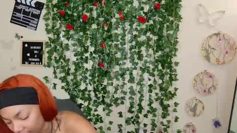 Snapshot of butterflybootyy chatting on 11.24.25 butterfly booty online show from 11.24.25