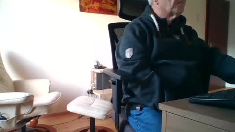 Snapshot of camcologne chatting on 12.20.24 camcologne online show from 12.20.24