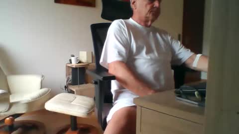 Snapshot of camcologne chatting on 11.19.25 camcologne online show from 11.19.25