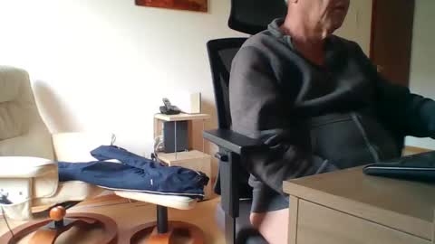 Snapshot of camcologne chatting on 11.25.25 camcologne online show from 11.25.25