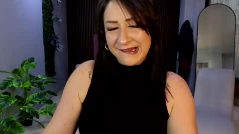 Snapshot of camil_milfdream chatting on 05.25.26 Camil online show from 05.25.26