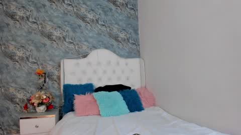 Snapshot of camillen_pettid chatting on 01.21.25 C A M I L L E N Help me get to the top online show from 01.21.25