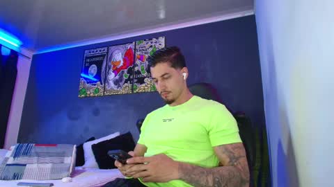 Snapshot of camiloalvarezzz3 chatting on 02.12.25 CAMILO online show from 02.12.25