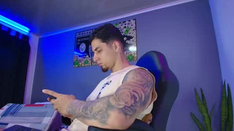 Snapshot of camiloalvarezzz3 chatting on 09.23.25 CAMILO online show from 09.23.25