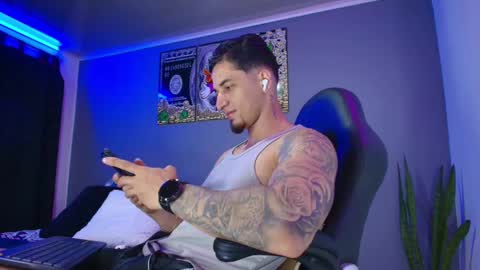 Snapshot of camiloalvarezzz3 chatting on 10.04.25 CAMILO online show from 10.04.25