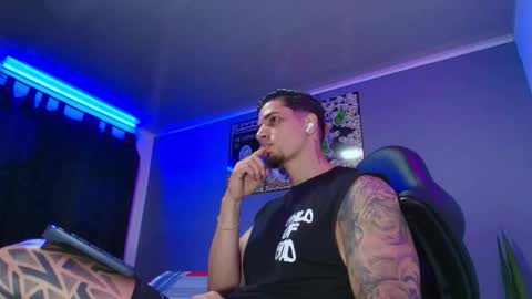 Snapshot of camiloalvarezzz3 chatting on 11.25.25 CAMILO online show from 11.25.25