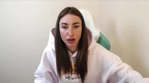 Snapshot of cammila_horn chatting on 10.31.25 cammila horn online show from 10.31.25