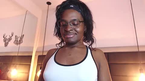 Snapshot of candy_lovee6 chatting on 11.05.25 CANDY LOVE DANNA online show from 11.05.25