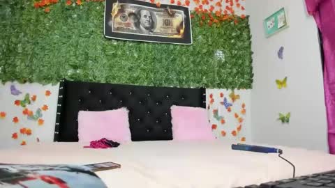 Snapshot of candysexi_10 chatting on 01.04.25 candysexi_10 online show from 01.04.25