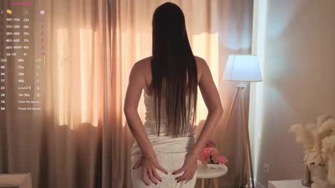 Snapshot of caramel_bella chatting on 09.26.25 Bella online show from 09.26.25