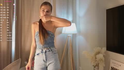 Snapshot of caramel_bella chatting on 10.05.25 Bella online show from 10.05.25