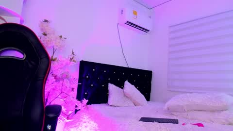 Snapshot of caramelo_exotico chatting on 12.23.24 Caramel online show from 12.23.24