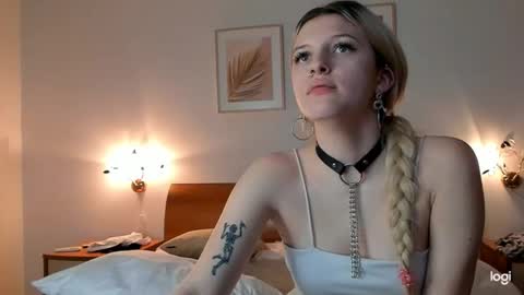 Snapshot of caressyourself chatting on 01.12.25 caressyourself online show from 01.12.25