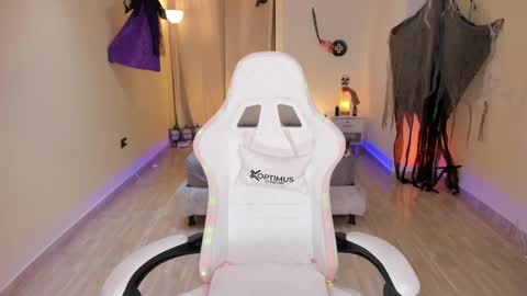 Snapshot of carleewinter chatting on 10.15.25 Alejandra online show from 10.15.25