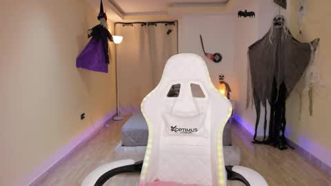 Snapshot of carleewinter chatting on 10.22.25 Alejandra online show from 10.22.25