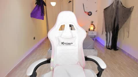 Snapshot of carleewinter chatting on 10.28.25 Alejandra online show from 10.28.25