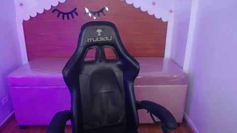 Snapshot of carlie_mayer chatting on 09.30.25 CARLYE online show from 09.30.25