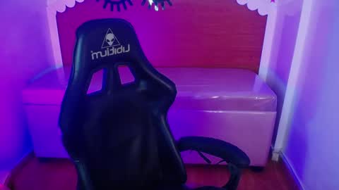 Snapshot of carlie_mayer chatting on 10.01.25 CARLYE online show from 10.01.25