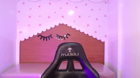 Snapshot of carlie_mayer chatting on 10.15.25 CARLYE online show from 10.15.25