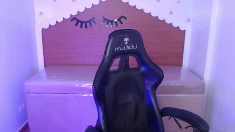 Snapshot of carlie_mayer chatting on 10.22.25 CARLYE online show from 10.22.25