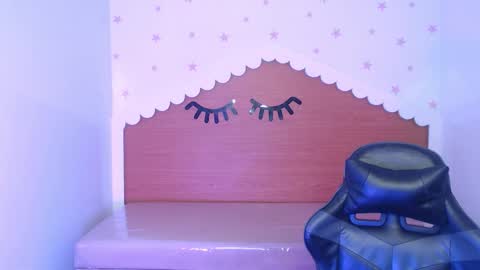 Snapshot of carlie_mayer chatting on 12.17.25 CARLYE online show from 12.17.25