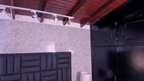 Snapshot of caro_martinezz chatting on 12.12.24 online show from 12.12.24