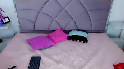 Snapshot of carolaine01 chatting on 10.29.25 Carolaine01 online show from 10.29.25