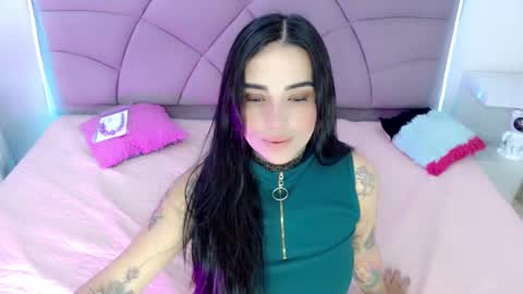 Snapshot of carolaine01 chatting on 11.22.25 Carolaine01 online show from 11.22.25