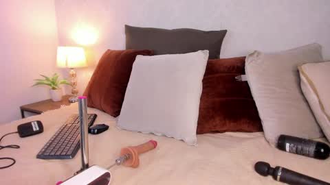  Caroline  online show from 05.19.26