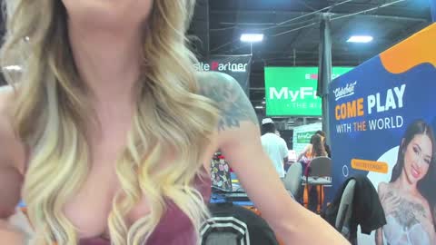 Snapshot of caseykissesxoxo chatting on 10.26.25 casey kisses online show from 10.26.25