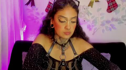 Cata green model independient online show from 12.16.24