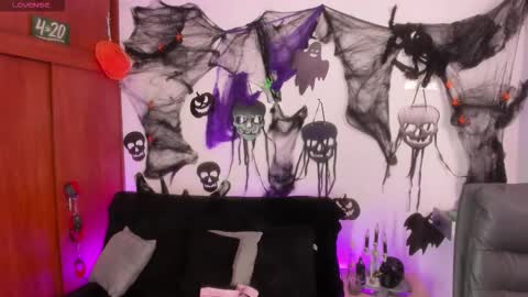 Cata green model independient online show from 10.14.25