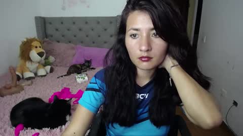 Snapshot of catalinahounn chatting on 11.18.25 catalinahounn online show from 11.18.25