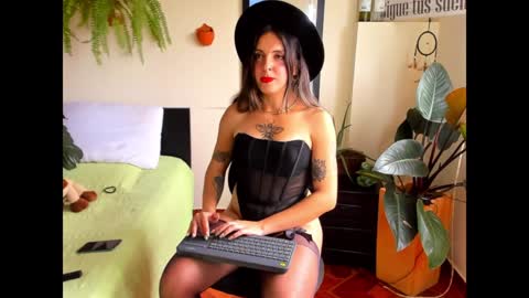 Snapshot of catalinalince chatting on 02.05.25 Cataina Lince online show from 02.05.25