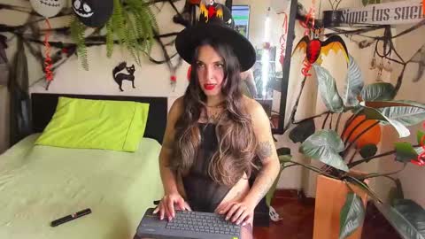Snapshot of catalinalince chatting on 10.23.25 Cataina Lince online show from 10.23.25