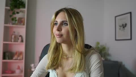 Snapshot of catecrago_ chatting on 02.17.25 catecrago online show from 02.17.25