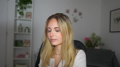 Snapshot of catecrago_ chatting on 02.28.25 catecrago online show from 02.28.25