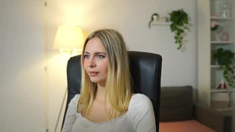 Snapshot of catecrago_ chatting on 10.14.25 catecrago online show from 10.14.25