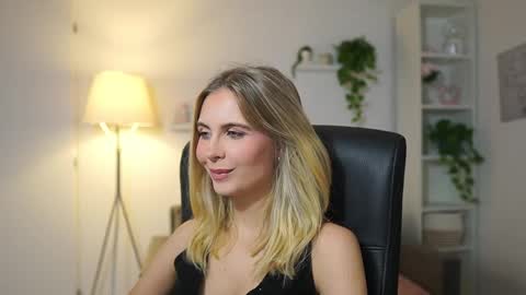 Snapshot of catecrago_ chatting on 12.02.25 catecrago online show from 12.02.25