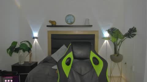 Snapshot of catleya_1 chatting on 02.08.25 Juliana online show from 02.08.25