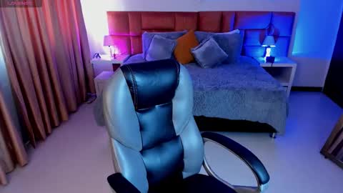 catti_brie_ online show from 10.23.25