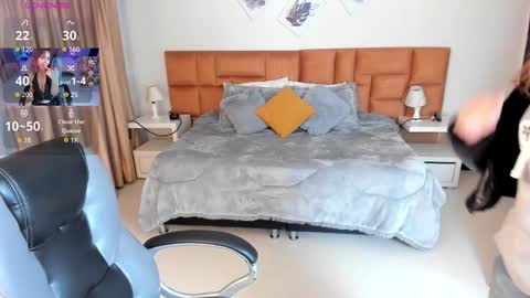 catti_brie_ online show from 11.08.25