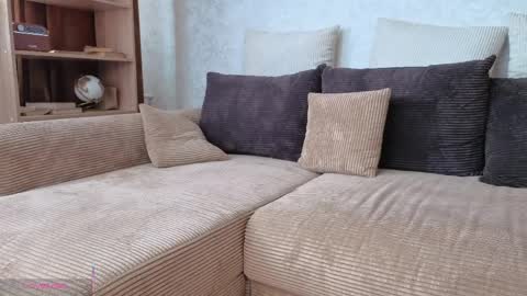 Josie Manesi online show from 04.12.26