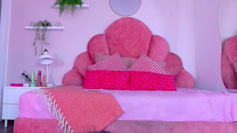 Snapshot of chaneladamss_ chatting on 11.28.25 C H A N E L online show from 11.28.25