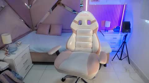 Charlotte  online show from 10.11.25